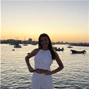 Soy una estudiante que busca un trabajo temporal para poder ayudar a niños a hacer sus deberes y entretenerlos.